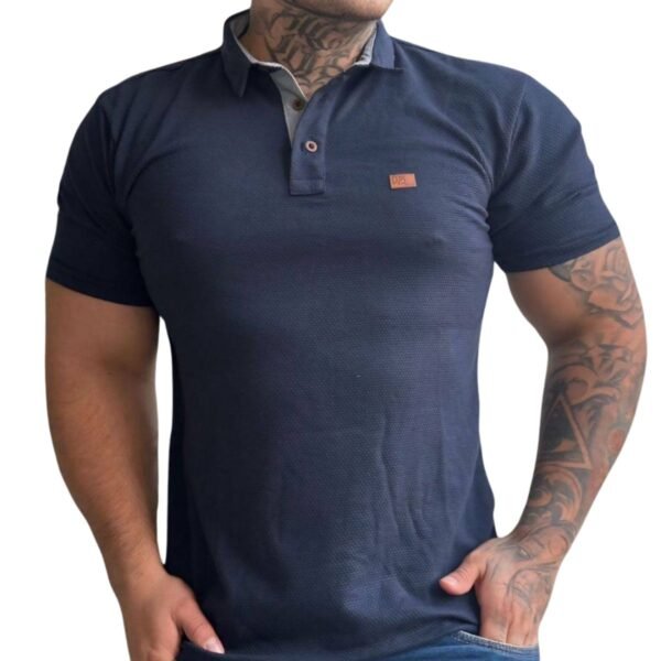 Camisa tipo polo azul oscura