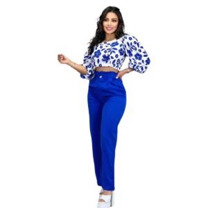 Set blusa con flores y pantalón azul