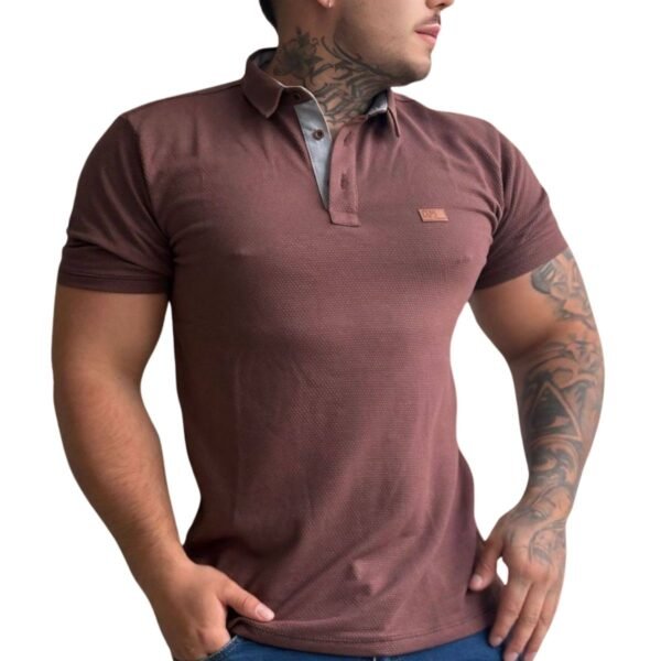 Camisa tipo polo marron rojizo