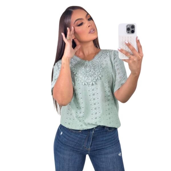 Blusa señorial con detalles bordados y ojalillo - Image 2