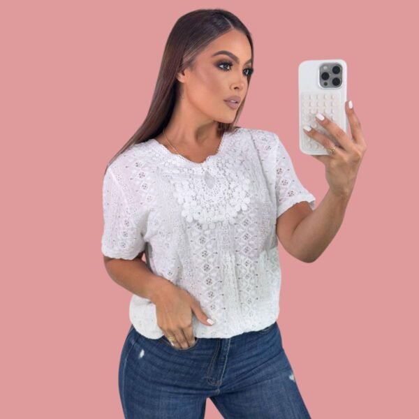 Blusa señorial con detalles bordados y ojalillo