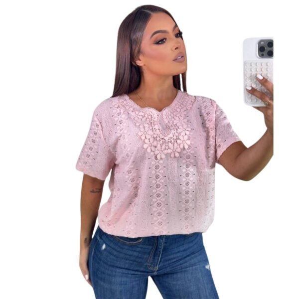 Blusa señorial con detalles bordados y ojalillo - Image 3