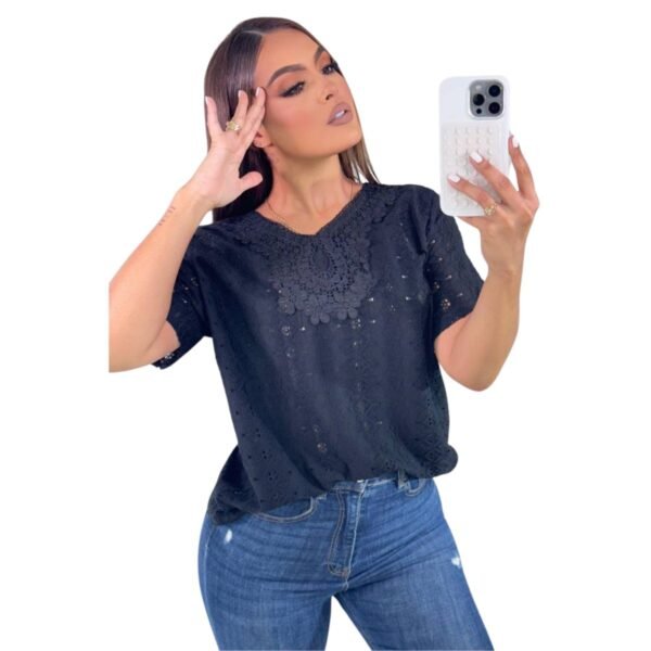 Blusa señorial con detalles bordados y ojalillo - Image 4