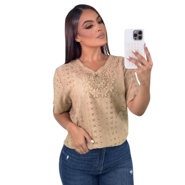 Blusa señorial con detalles bordados y ojalillo - Image 6
